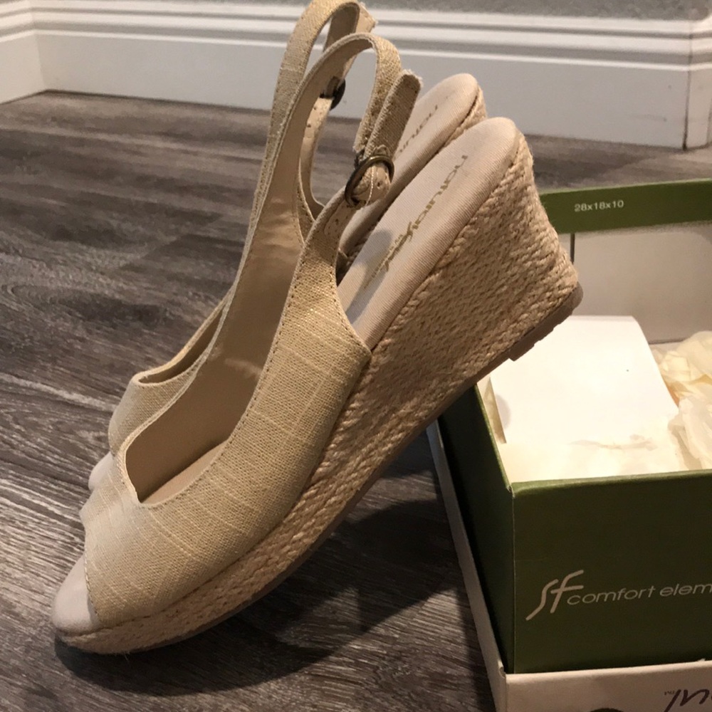 Naturalizer peep toe wedge sandal